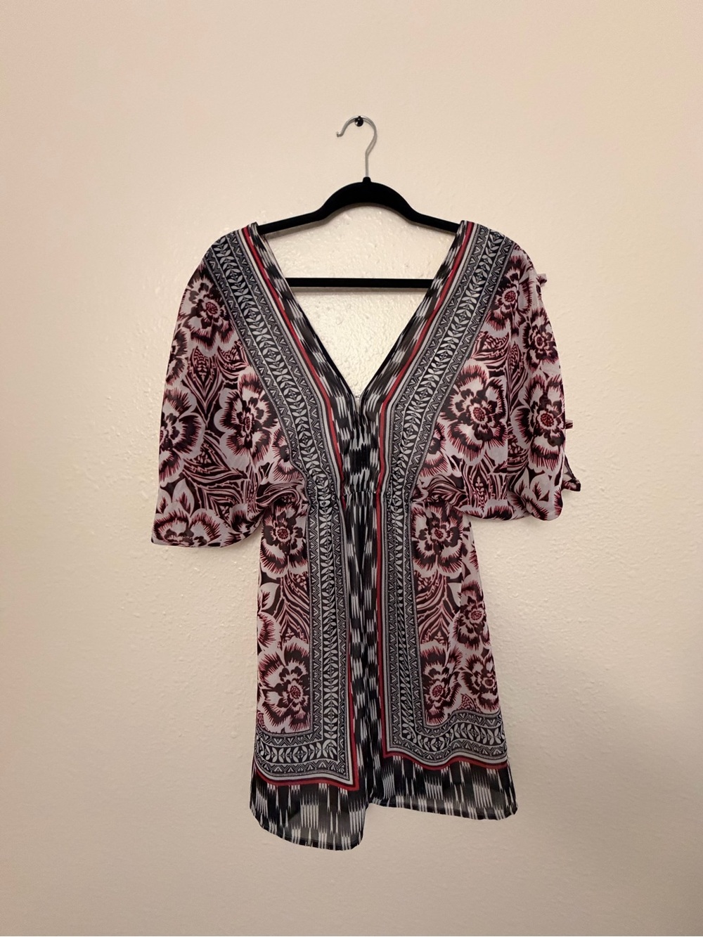 bebe Floral V‑Neck Dress